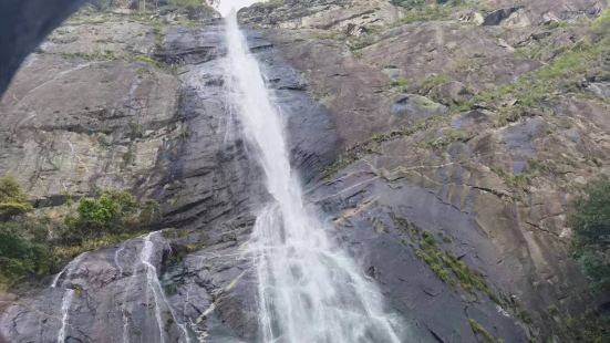 廬山喲，不錯不錯，沾了今年多雨的光，收穫了一把望廬山瀑布的體