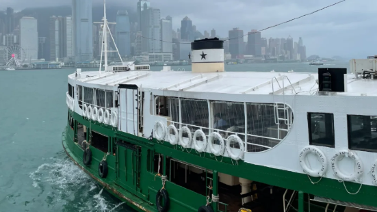 游轮保留经典绿白船身，柚木甲板怀旧感十足。25分钟维港航程中