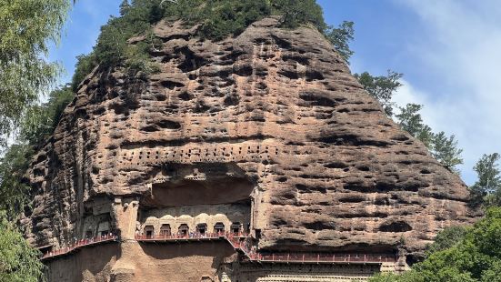 麦积山石窟建在三面陡峭的孤峰峭壁之上，以精美的壁画、传神的彩