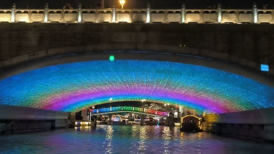 古运河的夜景很美，乘船游行河中，两边岸上灯光五颜六色，行过的