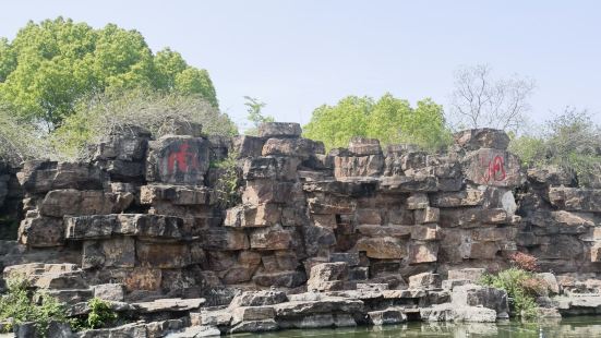 嘉兴南湖是著名红色旅游景区，也是国家AAAAA旅游景点！坐船