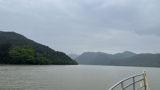 去的时候前几天下了几天雨，湖水都是黄色浑浊的，比较影响体验，