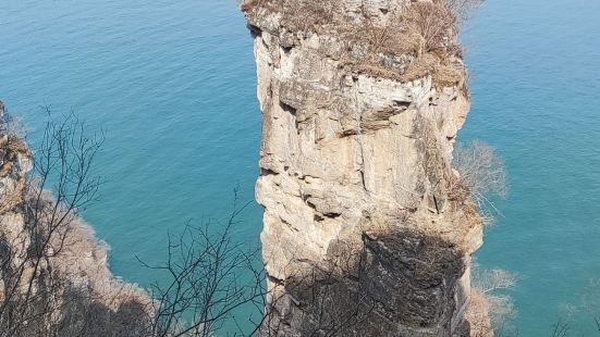 這裏適合老年人遊玩，可乘船后爬山，登山路坡緩，對老年人很友好