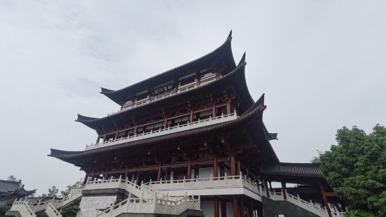 杜甫江阁是长沙最大仿唐建筑，西边紧靠湘江、橘子洲，远眺岳麓山