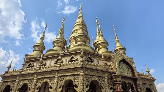 超出预期的景点，电瓶车拉上去后看到如此的大佛寺，每个人都是难