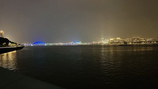 没有赶上灯光秀。不过也感受了钱塘江的夜景还是很不错的。船很不