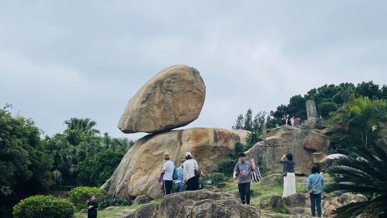 主要看两块石头吧，可以沿着隔壁台阶走上去左耳拍摄地天台看大海