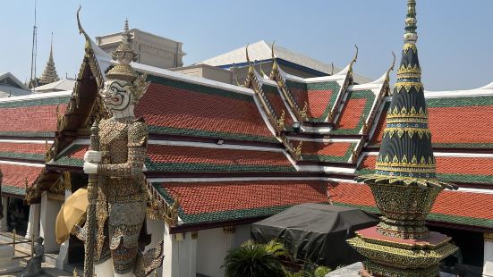 今天去了大皇宮和玉佛寺，導遊人很好.早早就在集合地點等我們，