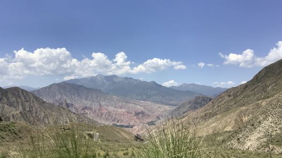 高原湖泊，高山草原，空氣清新，歧路險峰，眼中裝着美景，心裏滿