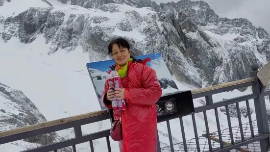 很棒，觉得很幸运，能上玉龙雪山。4月6号去的，上面还在下雪嗯