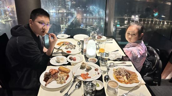 景色不错，可以先上塔参观，然后去旋转餐厅用餐。但餐食太一般了