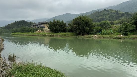 此次出行的司机兼导游是杜师傅，提前一天约好出行时间，第二天提