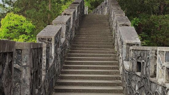 恩施土司城是展示土家族和土司文化的经典景点，集土家族、苗族和