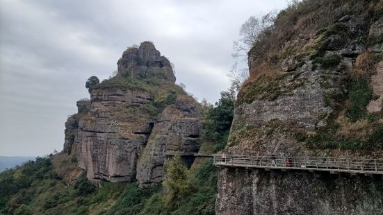 很方便，不用换票，扫码就可以进入，风景很美，山很特别，山上的