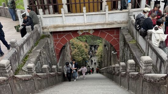 佛教圣地，就是台阶太多，天台景色很美，要有个好体力才能去天台