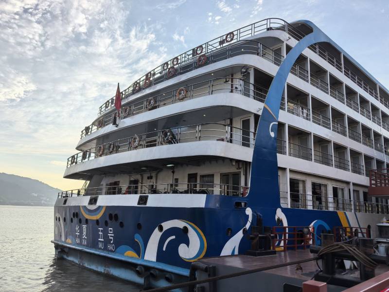 Chinese Goddess No. 5 cruise ship on the Yangtze River