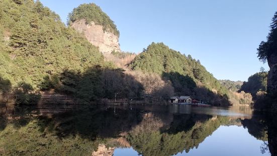 景区集山水风景与佛教人文于一体，来此除了观光客，还有很多香客