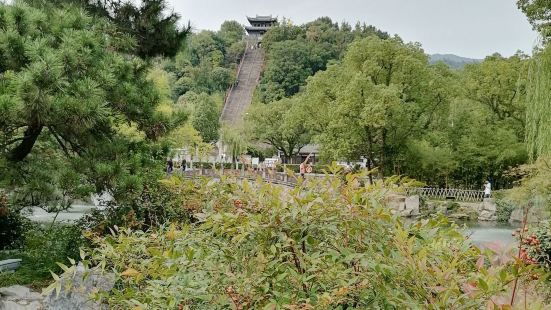 台州市临海市东湖公园非常值得一游，整个公园环境优美，干净卫生