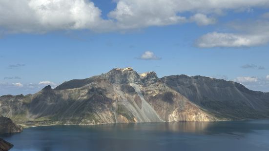 我们是开车去的，把车停在了外面的停车场。进景区必须坐景交车，