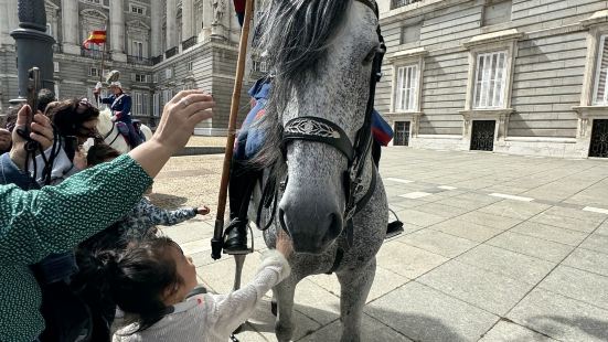 馬德里王宮從外到內都值得参觀❤️外：正好碰到儀仗隊換崗，還很