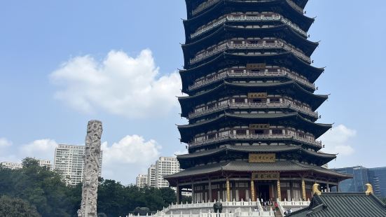 天宁寺历史悠久，宝塔在天宁寺内，塔高十三层，气势宏大，可坐电