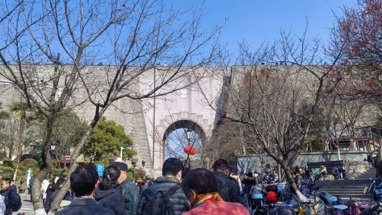 南京明城墙台城景区比邻古鸡鸣寺，下临玄武湖公园，可俯瞰玄武湖