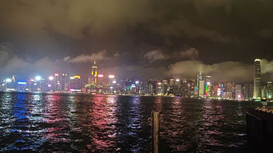 非常值得一游的夜景，美不胜收，多角度收获维港的美景。游船上的