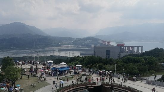 八月份到了湖北宜昌，这个主要是跟三峡有关的景点，坐大巴车到三