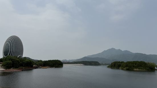 湖面很开阔，风景很美。在公园门口扫码直接买票，很方便，工作日