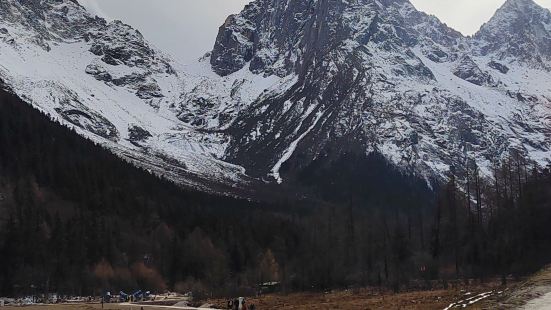 深秋季节来到景点，非常不错，雪山草地，彩林尽收眼底，景区服务