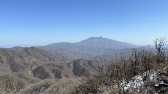 白云山属于秦岭东段的伏牛山，白河从这里发源，这里也是黄河流域