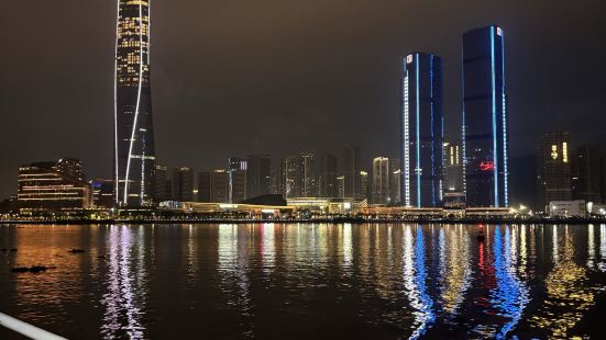 虽然天气不佳下着小雨，但在环澳门岛邮轮上仍然能欣赏到珠海和澳