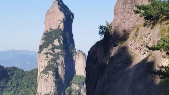 神仙居古名天姥山，又稱韋羌山，屬括蒼山系，主峰大青崗，海拔1