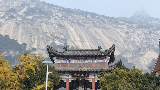 碣石山是秦皇岛昌黎境内的一座名山，历史悠久，山门处有一座寺庙