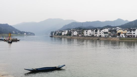 风景如画，全程3小时，有三个景点。天气阴天，不影响水墨风景的