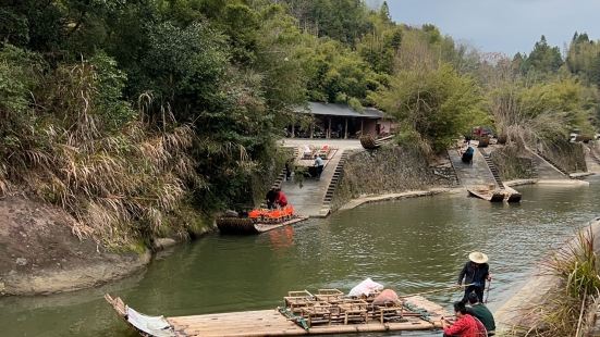 到泰宁一定要体验上清溪竹筏漂流，提前买票。从长兴服务区坐景巴