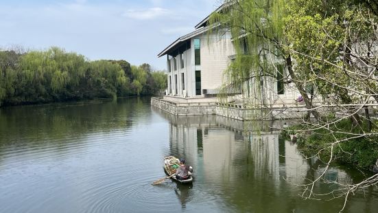 趁着免门票，前往游玩，很不错，除了坐船有点人多需要排队挺久的