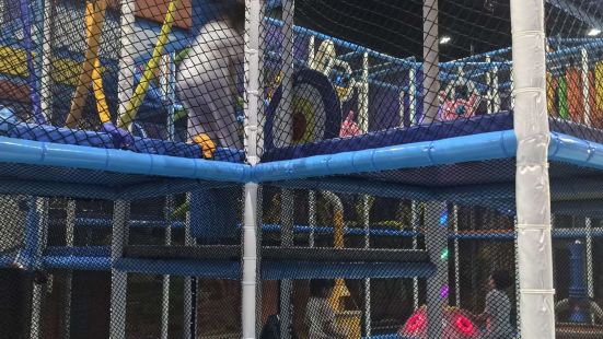 有好几个项目可以选择，简直是小朋友的天堂，玩的很开心，有餐饮