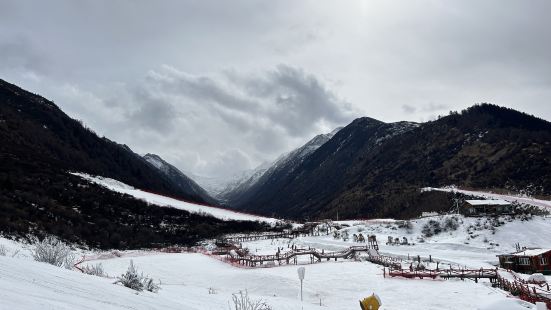朋友推荐的滑雪娱雪场，自驾车从成都出发大概3个小时左右，上山
