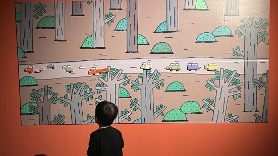 宝宝超爱的宫西达也绘本展，看到霸王龙和小红车超级兴奋，很认真