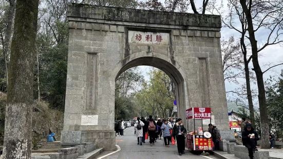 風景很好，五嶽名山，一生必去的地方。雖然比不過黃山，在湖南屬