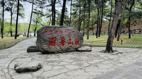 在今日13度的清凉天气里，我来到了承德避暑山庄，雨后的清新空