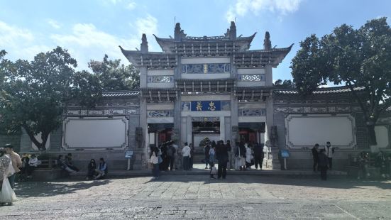 木府，全称木氏土司府衙署，位于云南省丽江市古城区大研街道关义