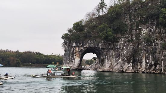 出入口:象鼻山景区共有三个门儿，其中一号门可入可出，2号门只