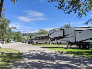 Camping au Bord de la Rivière