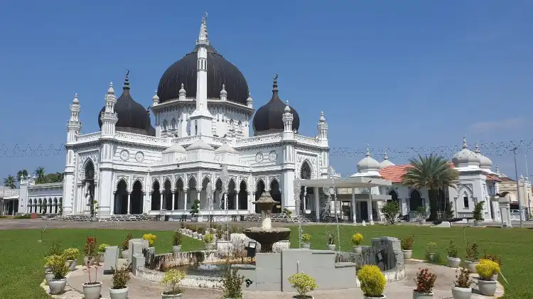 Hotels near Masjid Zahir