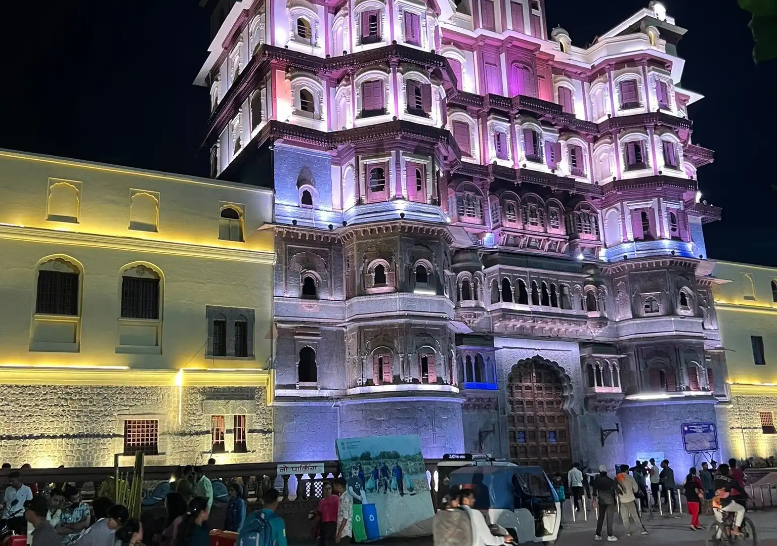 Hotels near Sarafa Bazar