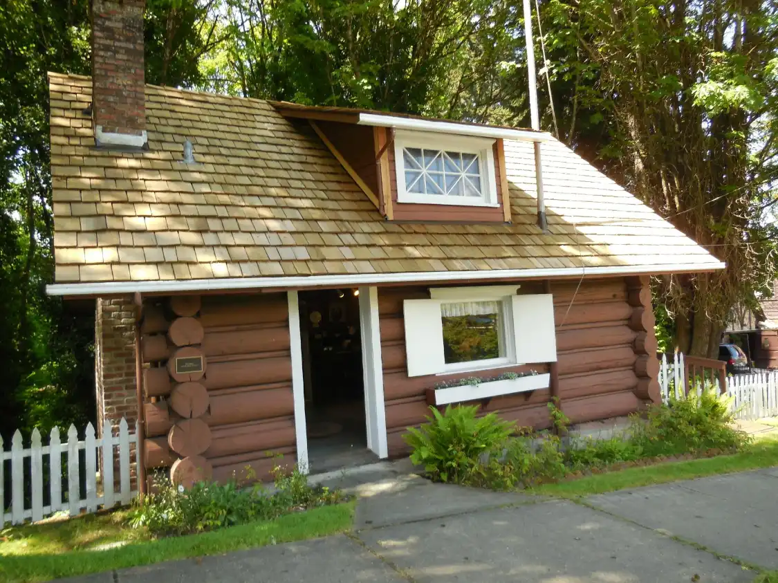 Hotels near Log Cabin Museum