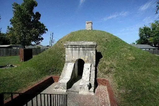 Hotels near Camp Parapet Monument