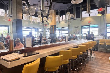 Hank’s Oyster Bar on the Wharf